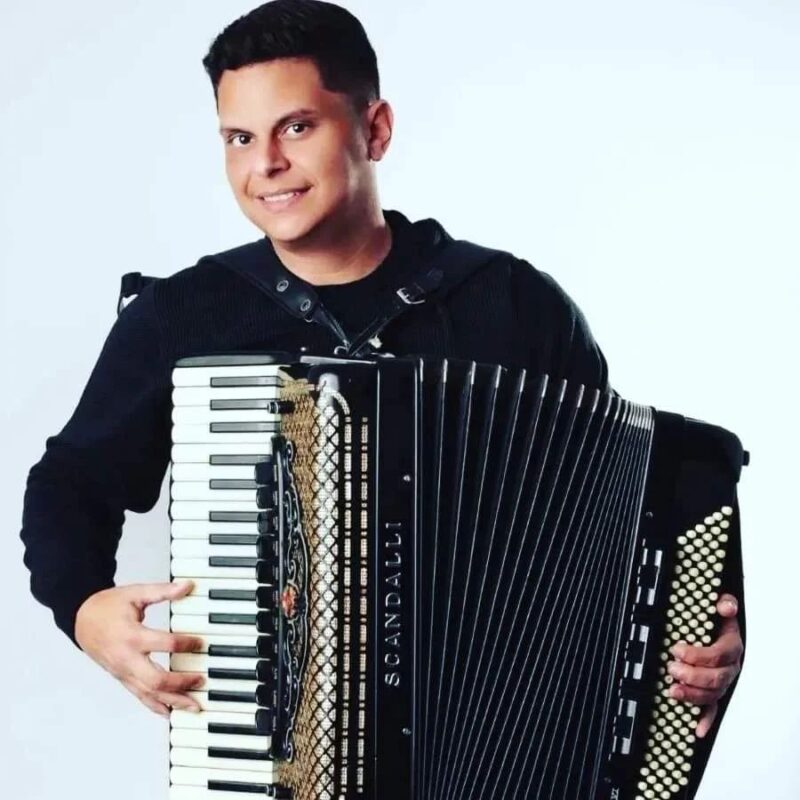 Filho de Flávio José, cantor Maike José morre após sofrer acidente de carro maike josé