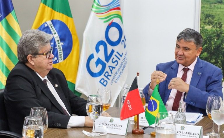 João Azevêdo se reúne com ministro de Lula e debate implantação de novo programa social na Paraíba João Azevêdo e Wellington Dias.