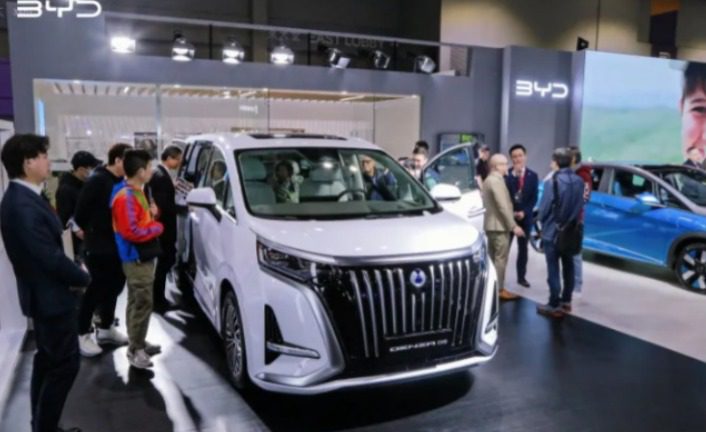 BYD anuncia SUV 4×4 e minivan de luxo para o Brasil em 2025; conheça