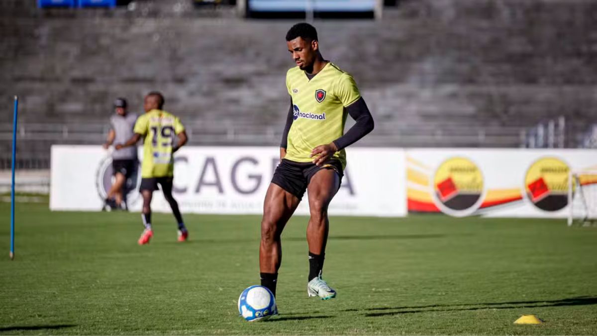 Suspensos, atacante Jô e goleiro Wallace desfalcam o Botafogo-PB contra a Ferroviária Jô, atacante do Botafogo-PB