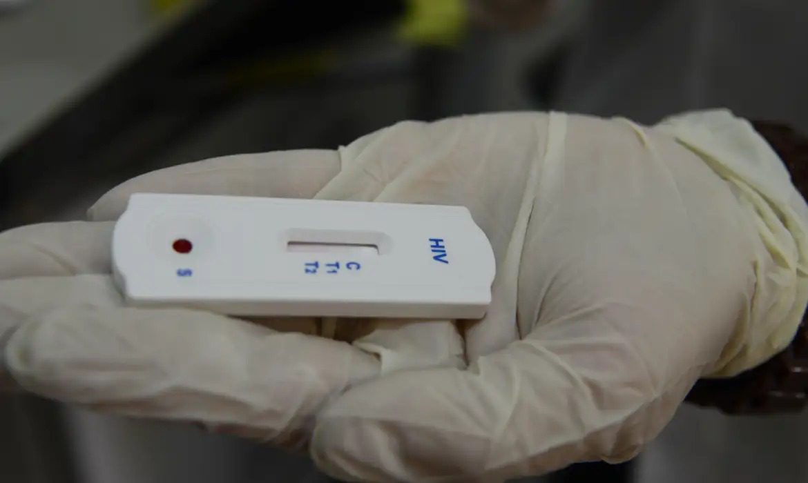 Paraíba registra mais de 780 casos de HIV e Aids entre janeiro e novembro de 2024 Referencia no tratamento do HIV/Aids, Clementino Fraga intensifica testagem no Dezembro Vermelho