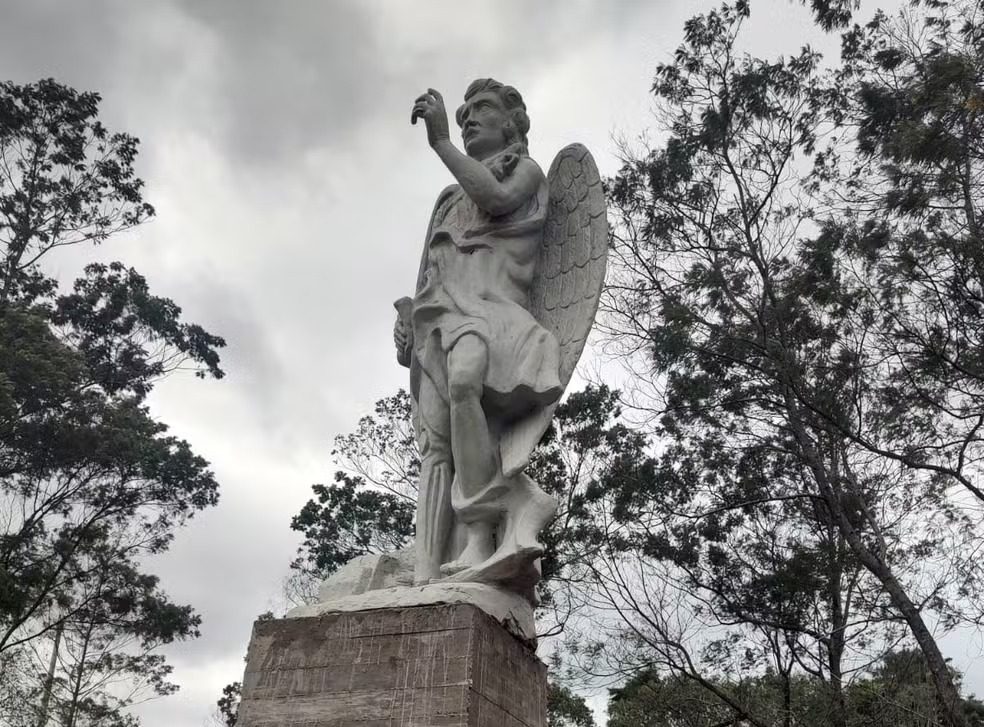 Justiça determina interdição de santuário dedicado a Lúcifer; evento de inauguração seria nesta terça-feira Estátua de Lúcifer erguida em Gravataí pesa uma tonelada e custou R$ 35 mil — Foto: Mestre Lukas de Bará da Rua/Divulgação