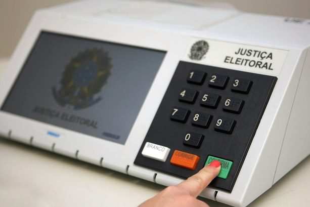 Seções registram baixa movimentação de eleitores em João Pessoa neste domingo; abstenção pode ser maior que no primeiro turno urna eletrônica, propaganda eleitoral, eleições, PT, cidade, eleitos