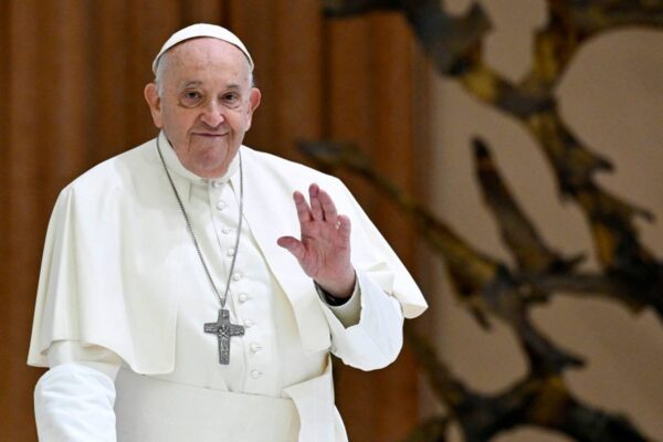 Papa Francisco sofre queda e tem braço imobilizado, informa Vaticano