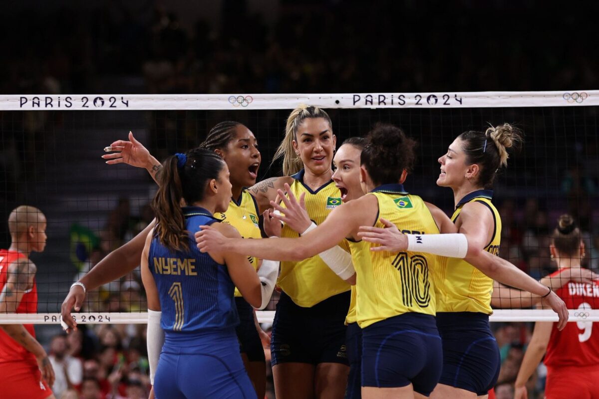 Seleção brasileira vence a Turquia e leva medalha de bronze no vôlei feminino Seleção brasileira vence a Turquia e leva medalha de bronze no vôlei feminino