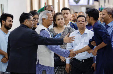 Muhammad Yunus cumprimenta líder estudantil — Foto: REUTERS/Mohammad Ponir Hossain