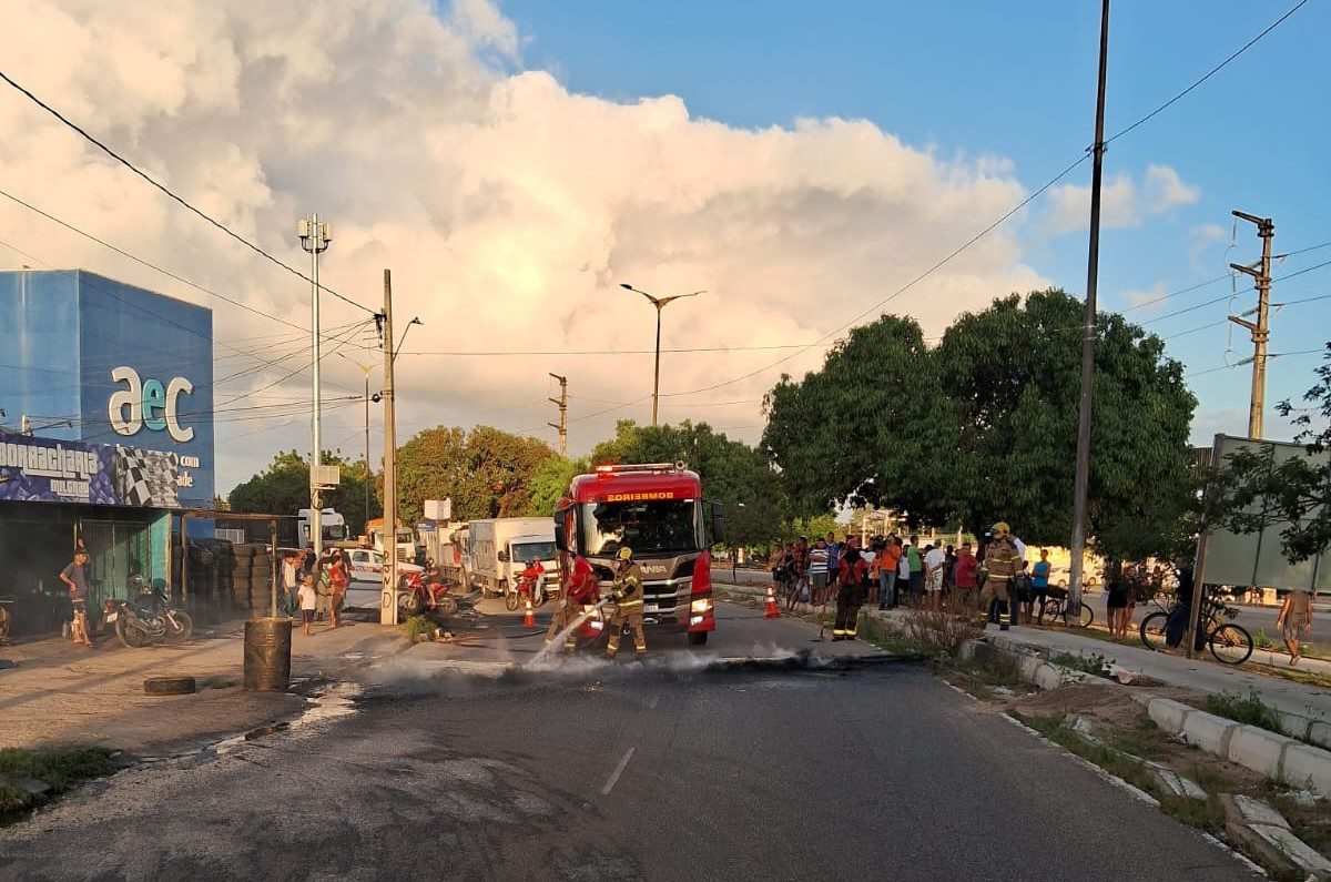 VÍDEO: moradores protestam e interditam avenida no José Américo, em João Pessoa protesto, josé américo, joão pessoa