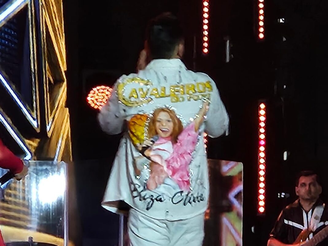 VÍDEO: Henry Freitas homenageia Eliza Clívia e emociona público em show da Cavaleiros do Forró em João Pessoa Henry Freitas homenageia Eliza Clivia.