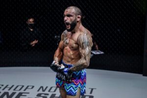 John Lineker projeta estreia no muay thai, mas garante foco no MMA: "Ser campeão de novo" John Lineker projeta estreia no muay thai, mas garante foco no MMA: "Ser campeão de novo"