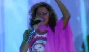 Jaqueta de Henry Freitas, no DVD da Cavaleiros do Forró, homenageou Eliza Clívia. Na imagem, Eliza Clívia no primeiro DVD da Cavaleiros do Forró, no início dos anos 2000.