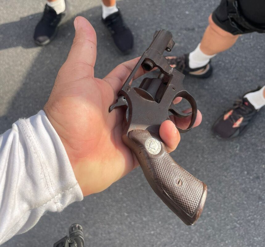 Polícia Militar apreende, pela sexta vez neste ano, adolescente envolvido em assaltos na orla, avenidas e parques da Capital Novamente o adolescente e o comparsa foram apresentados na delegacia para a devida autuação