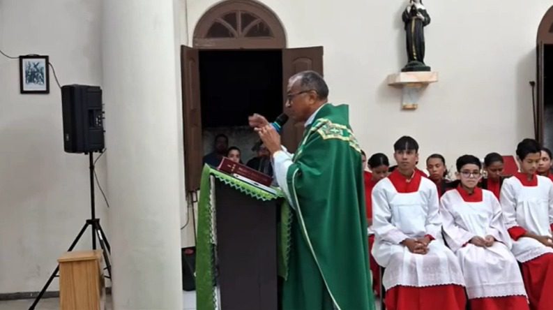 Padre se revolta contra políticos durante missa e diz que eleitores serão esquecidos: "de hoje a 15 dias, vocês se danem" Padre se revolta contra políticos durante missa e diz que eleitores serão esquecidos: "de hoje a 15 dias, vocês se danem"