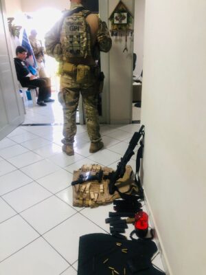 Polícia Federal cumpre 22 mandados e apreende metralhadora, celulares e documentos em São Bento