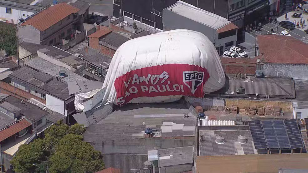 VÍDEO: dirigível contratado pelo time do São Paulo cai em bairro de Osasco vídeo, dirigível, são paulo