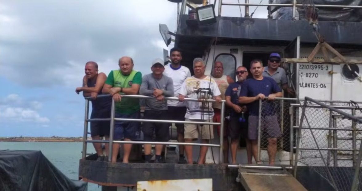 5 tripulantes estão desaparecidos após navio afundar a caminho de Fernando de Noronha 5 tripulantes estão desaparecidos após navio afundar a caminho de Fernando de Noronha