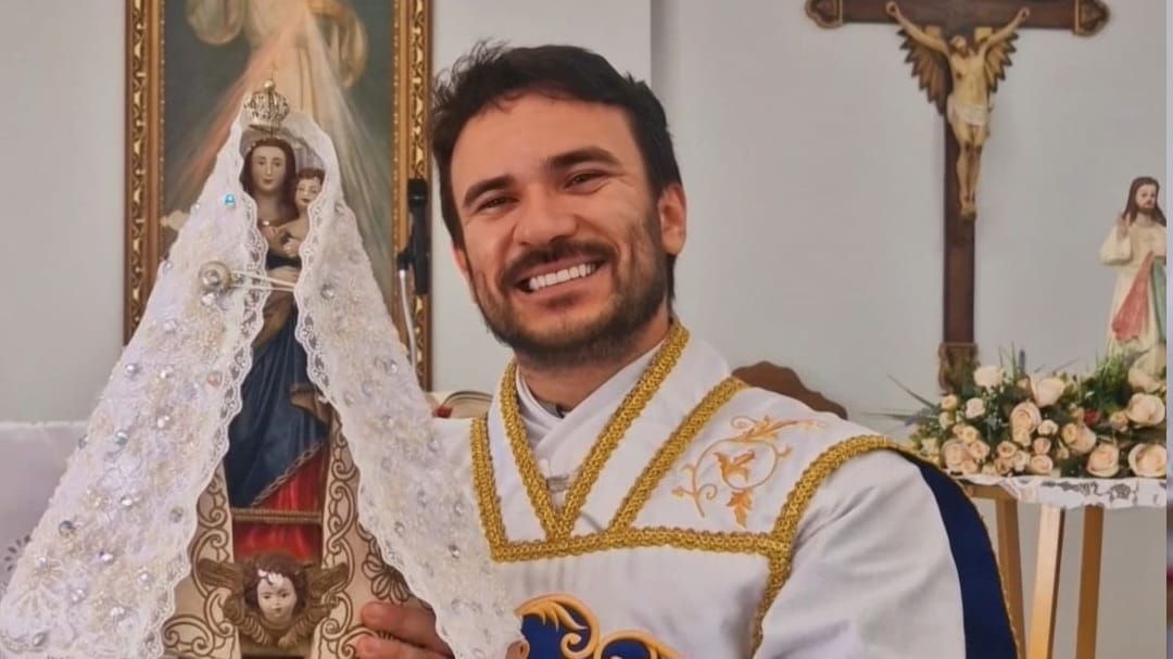 Padre Fabrício Rodrigues morre em acidente de moto na BR-230 Padre morreu em acidente na BR-230.