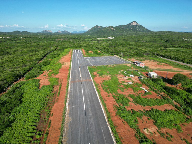 Polícia Federal apreende avião de pequeno porte em Catolé do Rocha Aeródromo de Catolé do Rocha (Foto: Secom-PB)