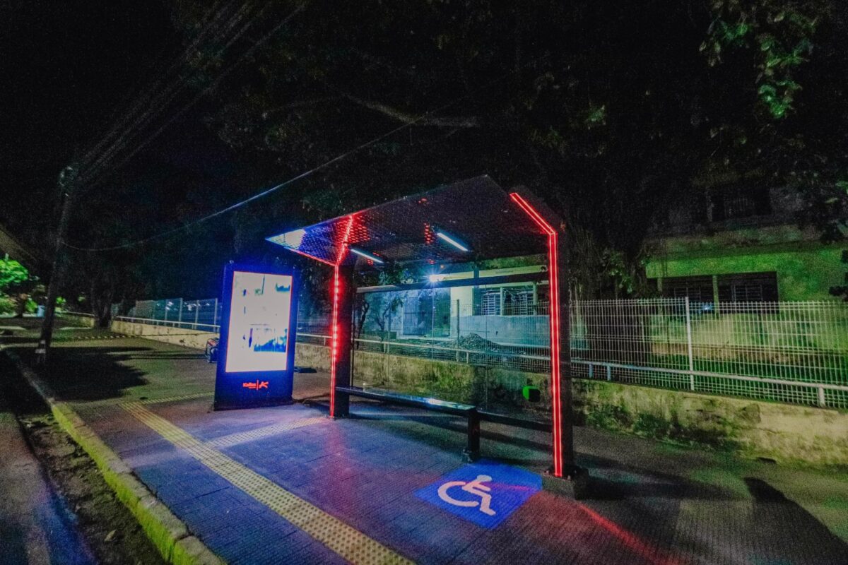 Novos abrigos nas paradas de ônibus de João Pessoa têm tomadas para carregar celulares e iluminação em LED; 400 serão instalados Novos abrigos nas paradas de ônibus de João Pessoa têm tomadas para carregar celulares e iluminação em LED