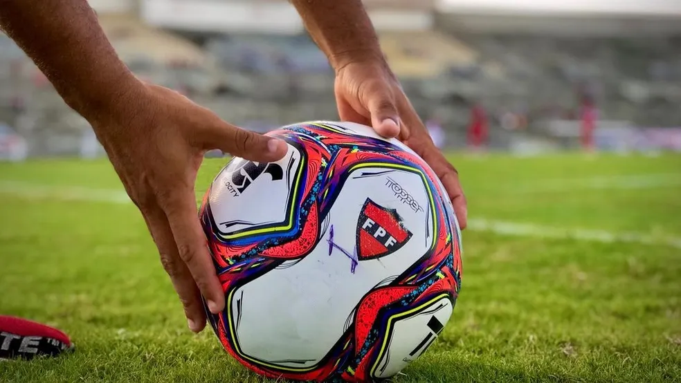 Paraibano Segunda Divisão: Esporte de Patos e Auto Esporte lideram com 100% de aproveitamento Bola com logo FPF-PB