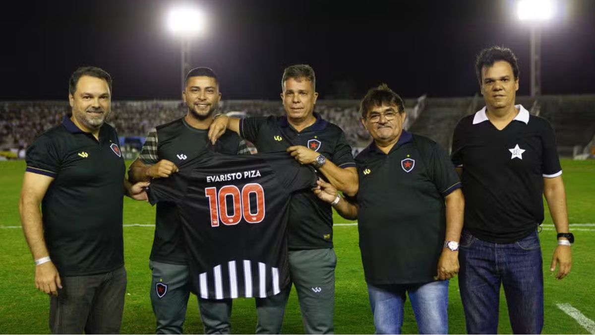 Botafogo-PB homenageia técnico Evaristo Piza pelos 100 jogos no comando do clube Piza completa 100 jogos no comando do Botafogo-PB
