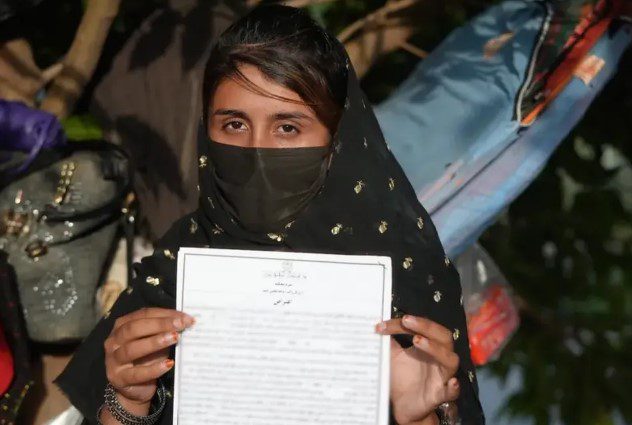 Como Talibã está forçando mulheres divorciadas a voltar com ex-maridos Nazdana diz que não foi ouvida pelas autoridades judiciais do Talibã,