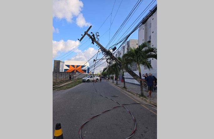 Poste tomba, interrompe trânsito e deixa moradores de condomínio sem energia, em João Pessoa Val Paraíso, Poste, Acidente