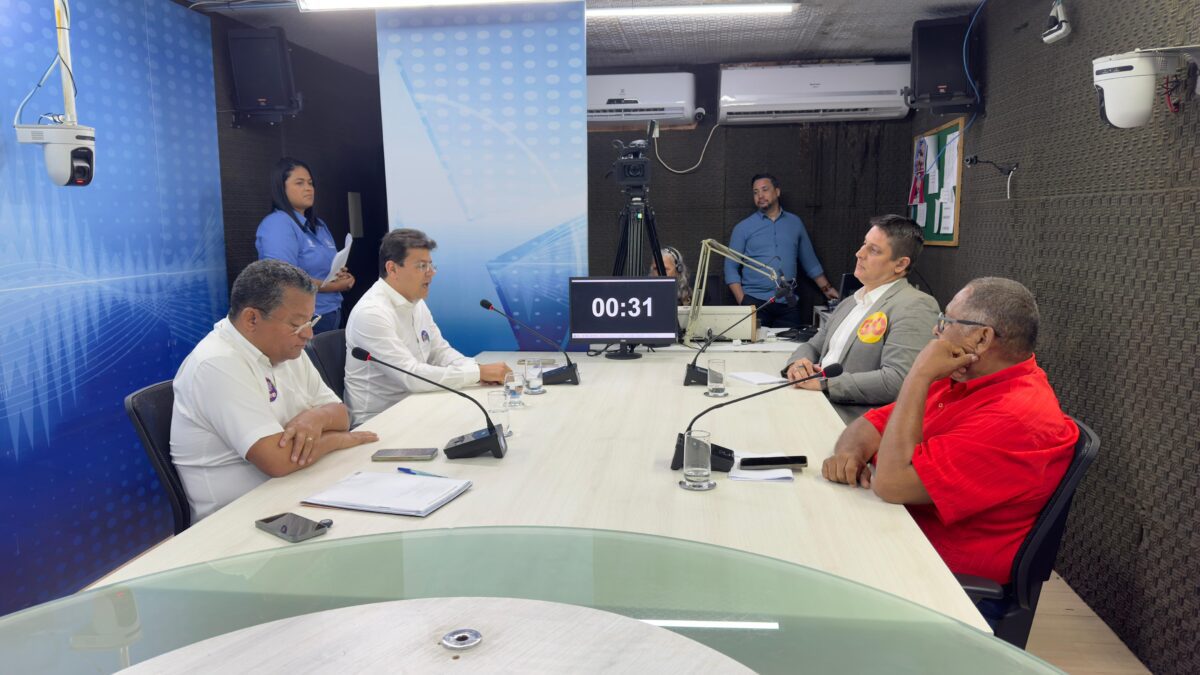 Nilvan diz querer 'tirar' ANE de Santa Rita com novo contrato para saneamento básico e Drº Luciano propõe pavimentação nilvan, luciano, jodson, biló, debate, arapuan fm, candidatos, prefeito, santa rita