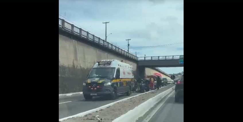 Motociclista fica ferido após colisão com carro no viaduto de Tambauzinho, em João Pessoa, e trânsito fica lento colisão, motociclista, tambauzinho