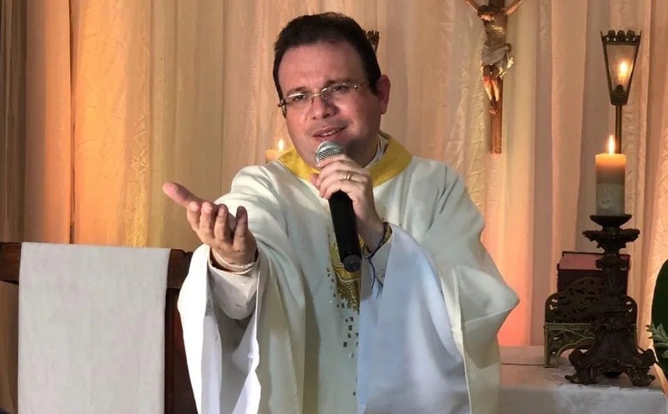 Transferência do padre Fabrício Timóteo revolta fiéis na Paraíba; sacerdote é rebaixado a auxiliar em nova paróquia padre fabrício, fiéis, petição