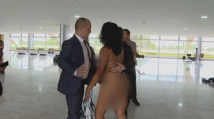 Mulher tira a roupa ao tentar entrar no Planalto e pede para se 'encontrar' com Lula; ela foi encaminhada para Hospital mulher, roupa, lula