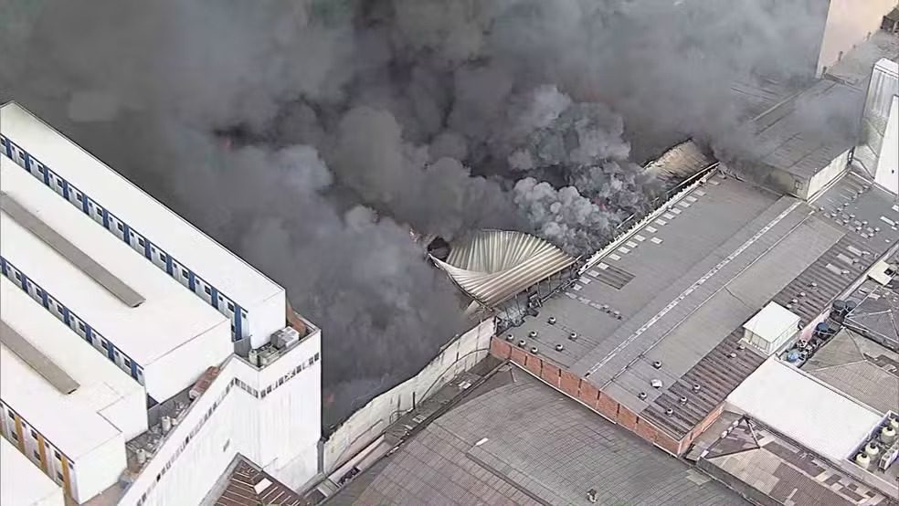 Incêndio de grandes proporções atinge shopping no Brás, em São Paulo, e parte do teto desaba Incêndio de grandes proporções atinge shopping no Brás, em São Paulo, e parte do teto desaba