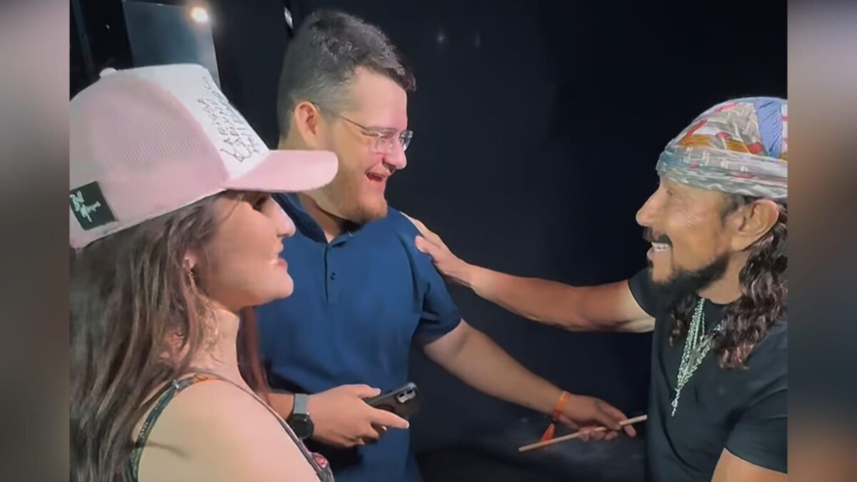 VÍDEO: na Paraíba, casal fã de Bell Marques vai para show do artista após casamento e viraliza com homenagem Casal com Bell Marques.