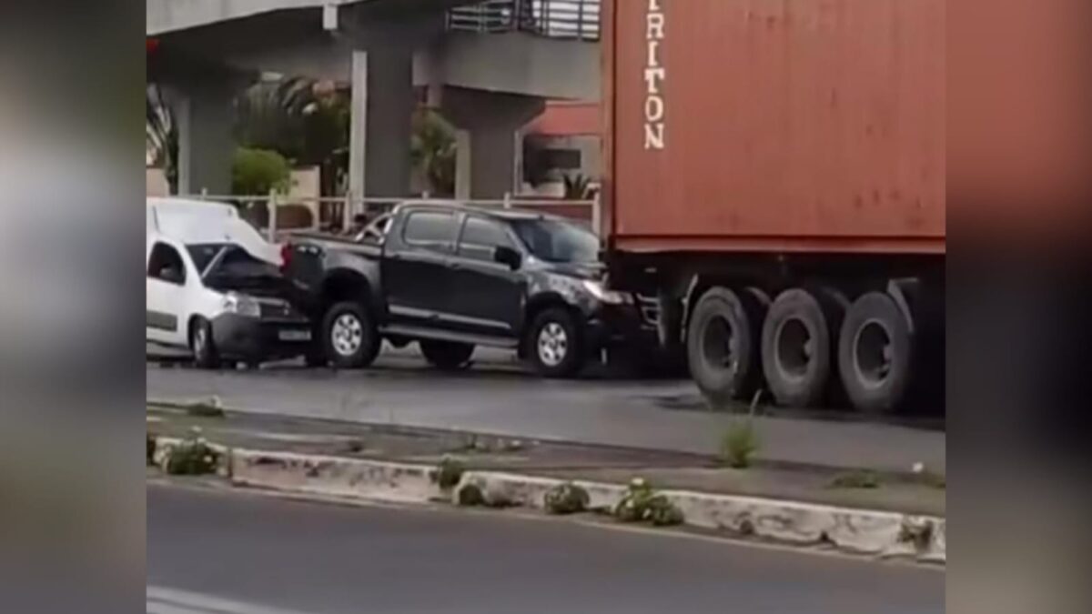 Engavetamento deixa trânsito lento em faixa da BR-101 no Litoral Norte da Paraíba Engavetamento deixa trânsito lento em faixa da BR-101 no Litoral Norte da Paraíba