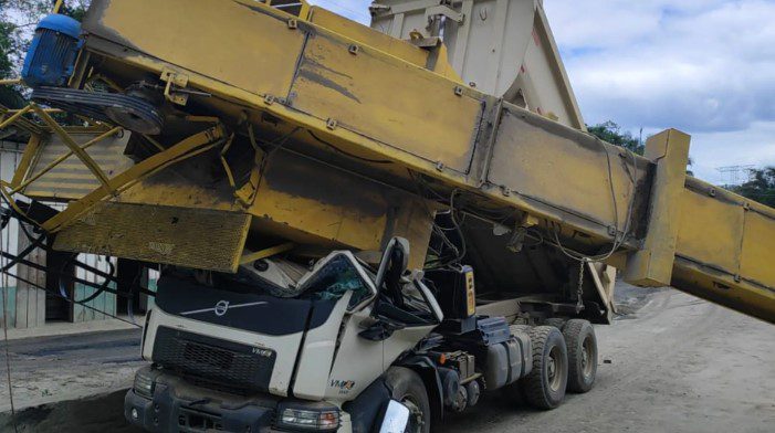 Trabalhador morre esmagado após máquina de carregamento de asfalto cair sobre cabine de caminhão trabalhador, morre, esmagado