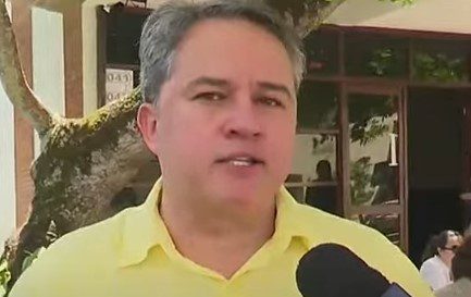 Efraim Filho vota e reafirma apoio a Queiroga em João Pessoa e Bruno, em Campina Grande efraim filho, queiroga, bruno