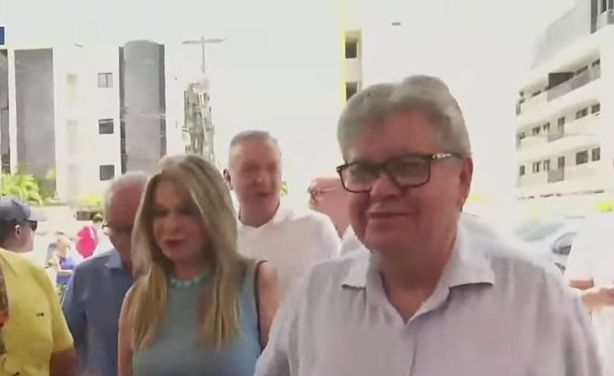 João Azevêdo vota ao lado de Cícero Lucena em João Pessoa João Azevêdo vota ao lado de Cícero Lucena em João Pessoa