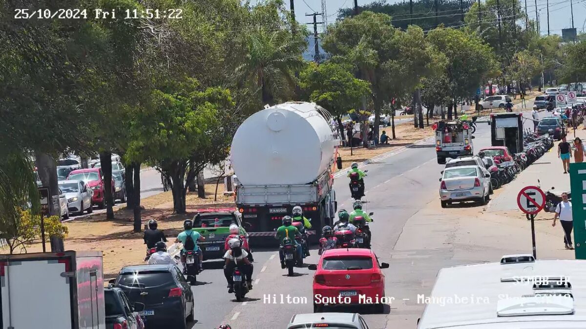 VÍDEO: caminhão que transporta caixa d'água arranca fiações e deixa ruas sem energia caminhão, vídeo, ruas