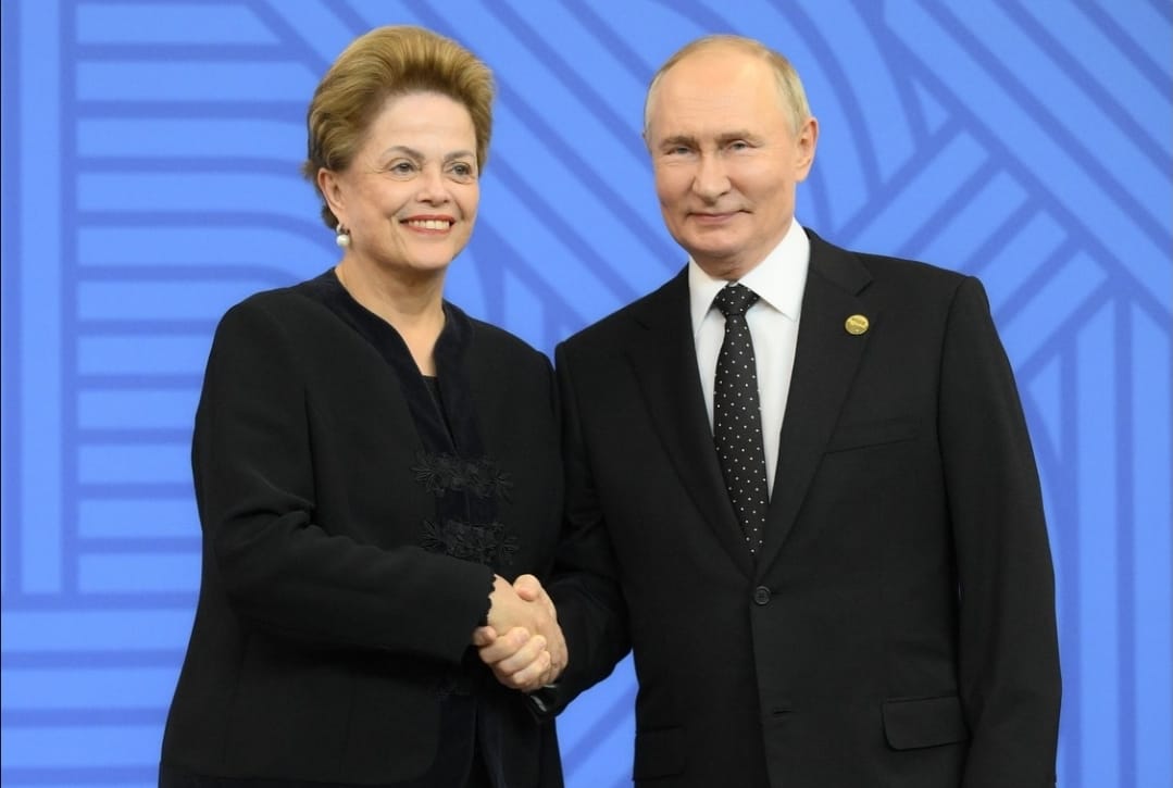 Governo de Vladimir Putin sugere que Dilma Rousseff continue na presidência do banco dos Brics Dilma Rousseff e Vladimir Puttin (foto: redes sociais)