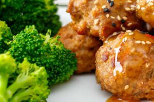 Almôndegas assadas com salada de brócolis Almôndegas assadas com salada de brócolis