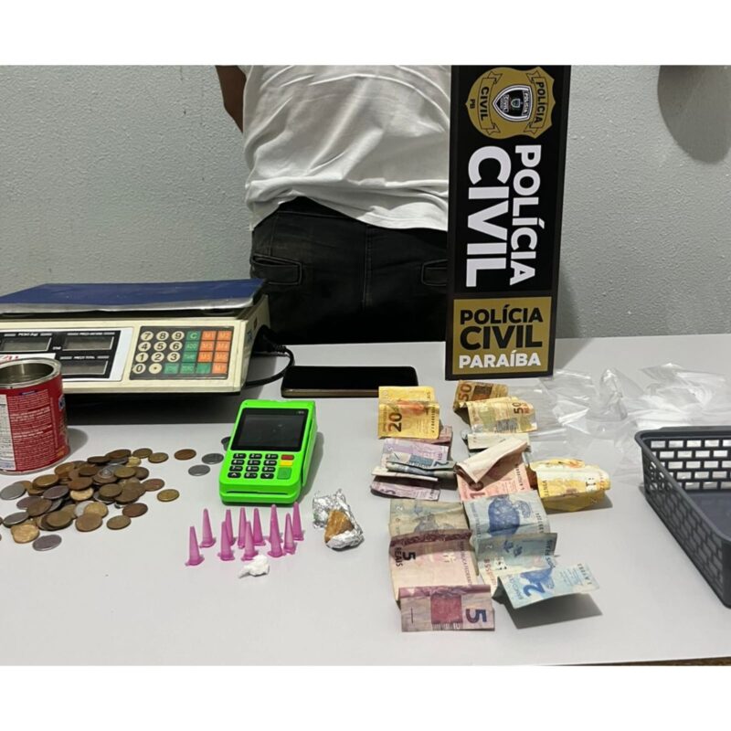 Suspeito de comandar tráfico de drogas é preso com pinos de cocaína, dinheiro e balança, em Piancó Suspeito de comandar tráfico de drogas é preso com pinos de cocaína, dinheiro e balança, em Piancó