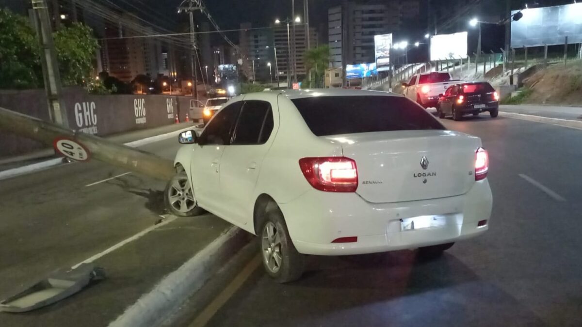 Motorista perde o controle e carro colide em poste na principal do Altiplano carro altiplano
