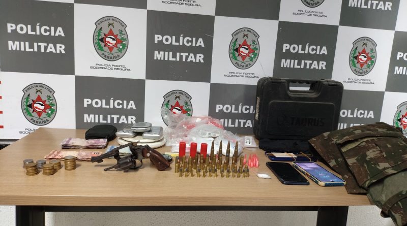 Polícia Militar apreende arma, munições e drogas em comunidade de João Pessoa; Homem é preso ao tentar fugir Polícia Militar apreende arma, munições e drogas em comunidade de João Pessoa; Homem é preso ao tentar fugir