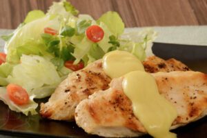 Para iniciar bem a semana: Frango grelhado com molho de mostarda Para iniciar bem a semana: Frango grelhado com molho de mostarda