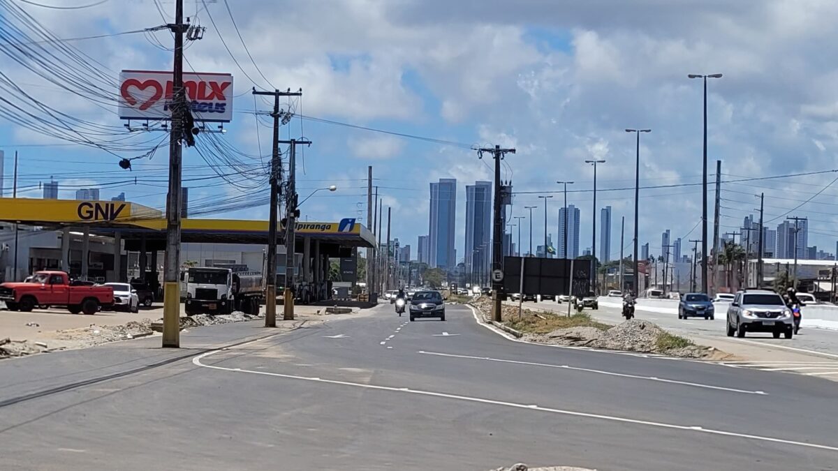 Começa interdição em trecho da BR-230 na Grande João Pessoa; trânsito fica intenso na área Trecho de interdição da BR-230 vai das proximidades do Carrefour até depois do Mix Matheus, no sentido João Pessoa-Cabedelo. (foto: Joaquim Neto/Acervo Pessoal)