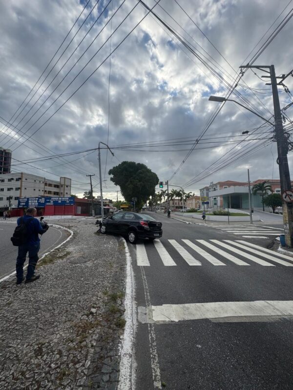Motorista perde o controle e colide em semáforo no Centro de João Pessoa Fato ocorreu no Centro de joão Pessoa. semáforo
