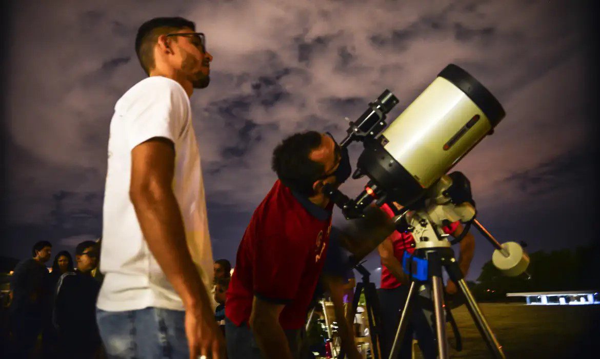 Cometa do século pode ser observado gratuitamente neste sábado, na Praia do Jacaré; veja como participar Cometa do século, Cometa