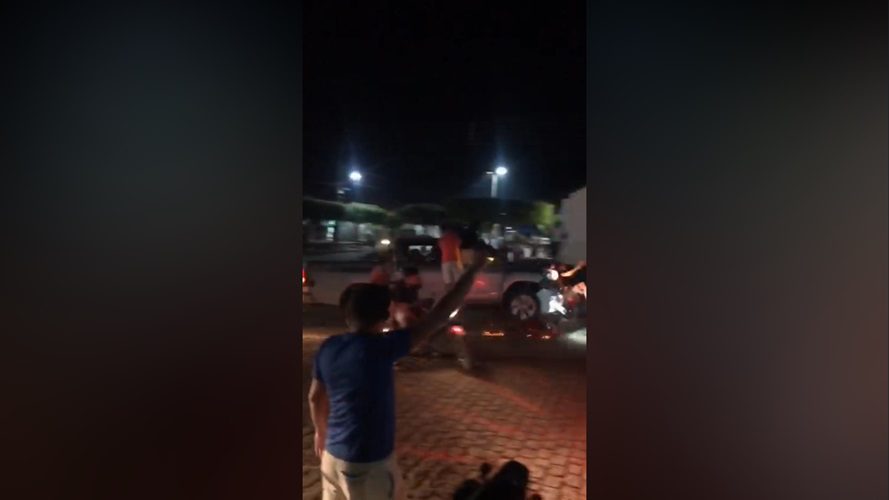 Adolescente morre e criança tem ruptura no fígado após carro desgovernado atropelar grupo em festa pós-eleição na Paraíba adolescente, cajazeiras, atropelar, carro, desgovernado