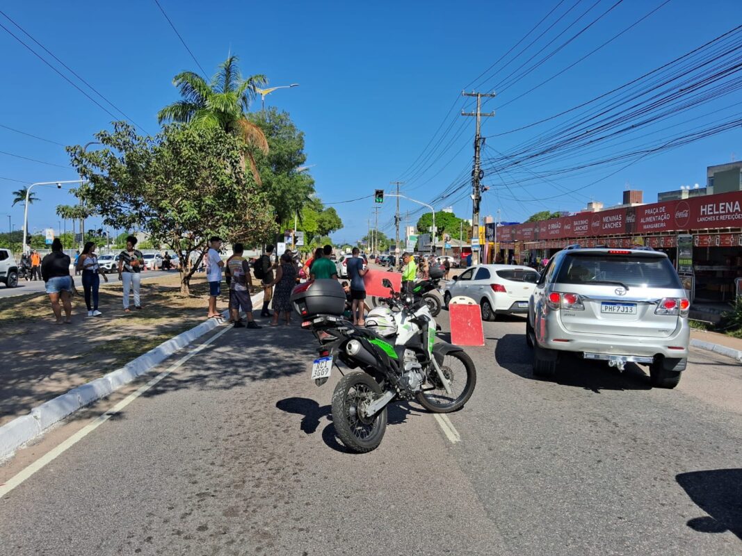 Jovem é atropelada por moto em frente a shopping em João Pessoa e condutor foge jovem, atropelada, hilton souto maior, shopping, mangabeira
