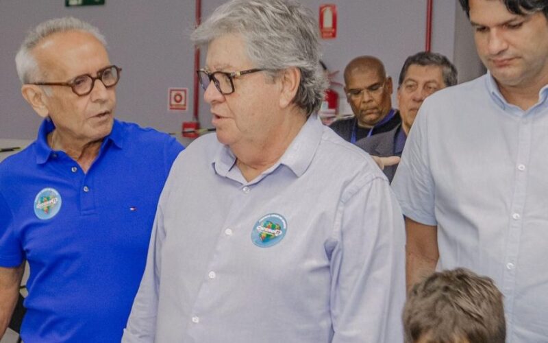 João Azevêdo vota ao lado de Cícero Lucena e Leo Bezerra em João Pessoa João Azevêdo vota ao lado de Cícero Lucena e Leo Bezerra em João Pessoa