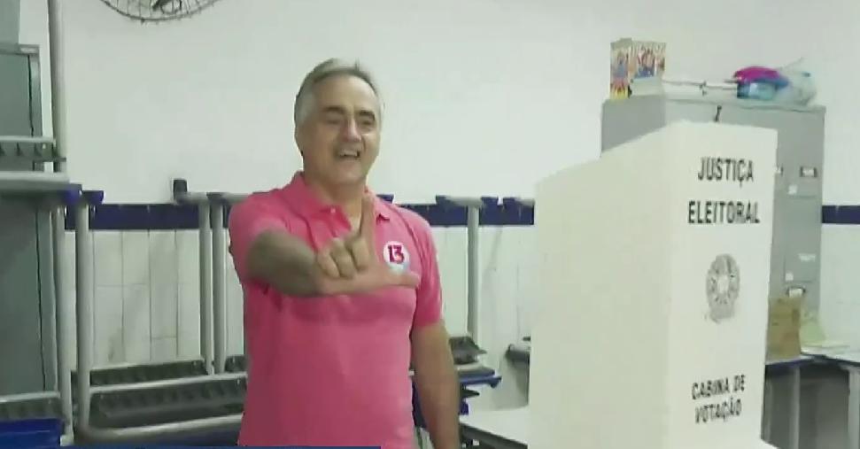 Em nota, Luciano Cartaxo agradece votação e diz que disputa foi "desleal e nada igualitária" em João Pessoa Luciano Cartaxo votou pouco pós as 9h